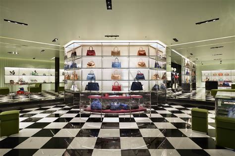 negozio prada venezia|Prada Venezia: negozi e punti vendita Prada Venezia, rivenditori .